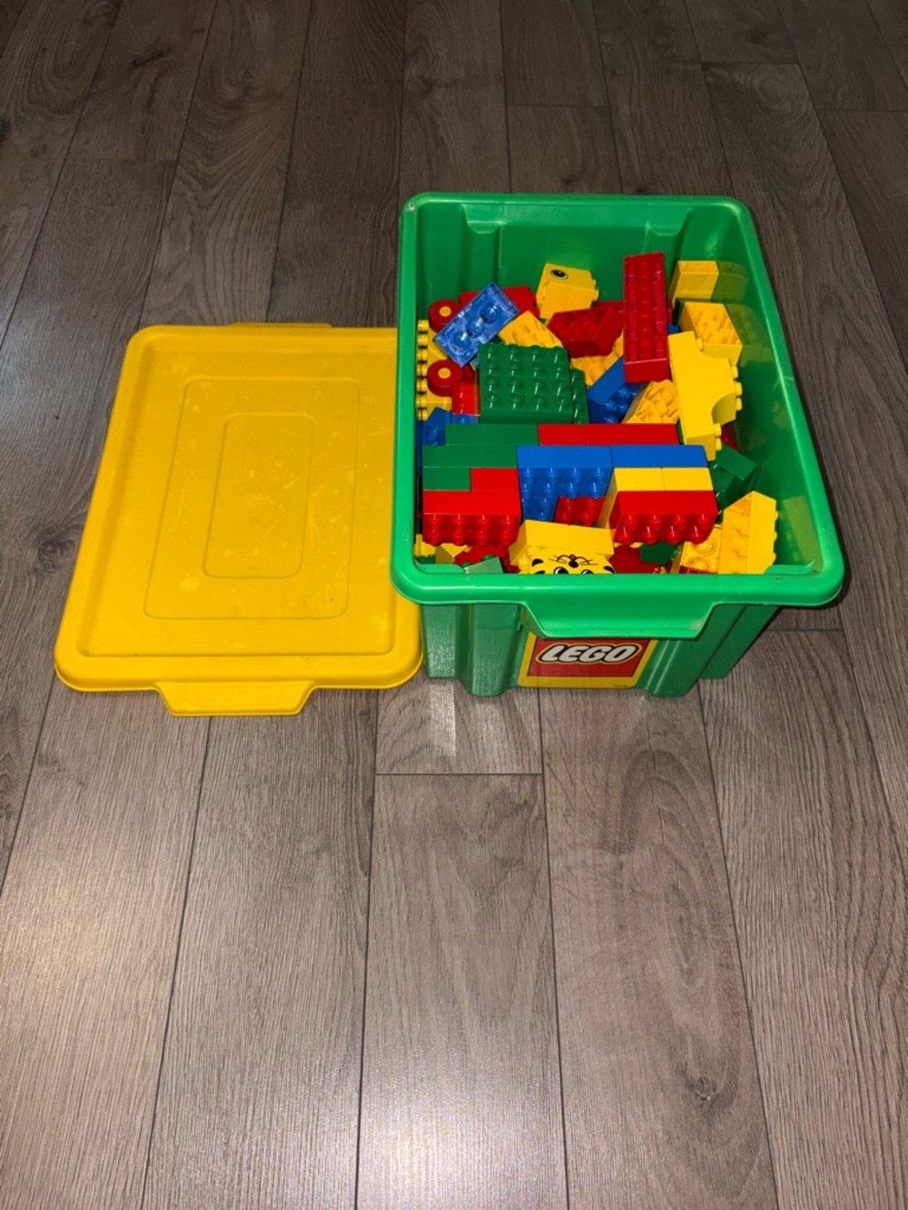 LEGO DUPLO Classic Green Storage Bin with Yellow Lid and Multicolor Bricks